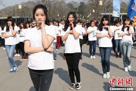 网传女孩常坐光棍怀里 当地回应